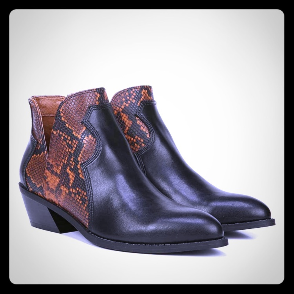 🖤🐍NWB Fergellicious Melle Snakeskin Boot🖤 🐍